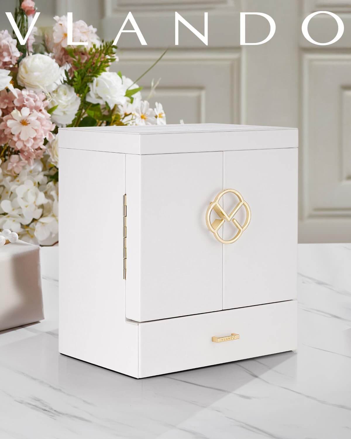 صندوق مجوهرات كبير ومنظم من VLANDO Quiet Luxe مكون من 6 طبقات مع مرآة